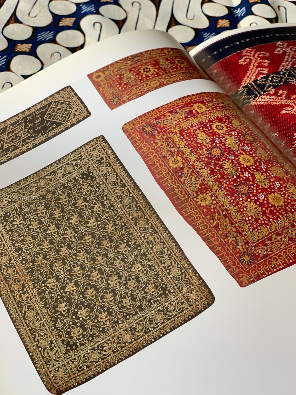 Buku Batik Langka - The Universe of Weaving, Dying, and Sewing Dyeing and Weaving of Sumatra, Indonesia Eiko Kusuma Collection Catalog