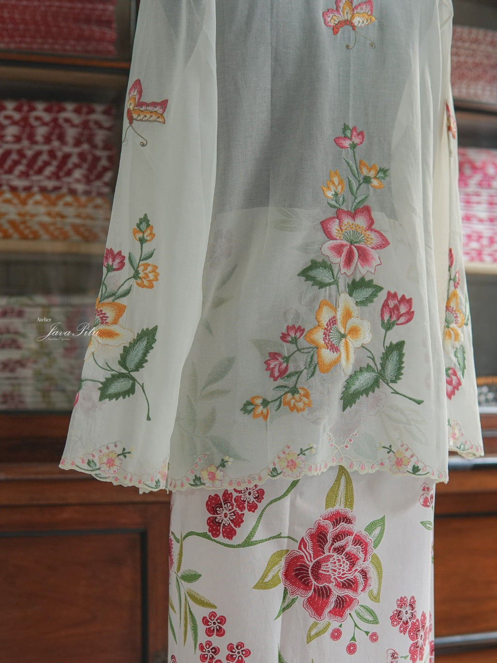 JavaPitu - Kebaya Outer Peranakan - White Pesona Raya - Handmade Embroidery