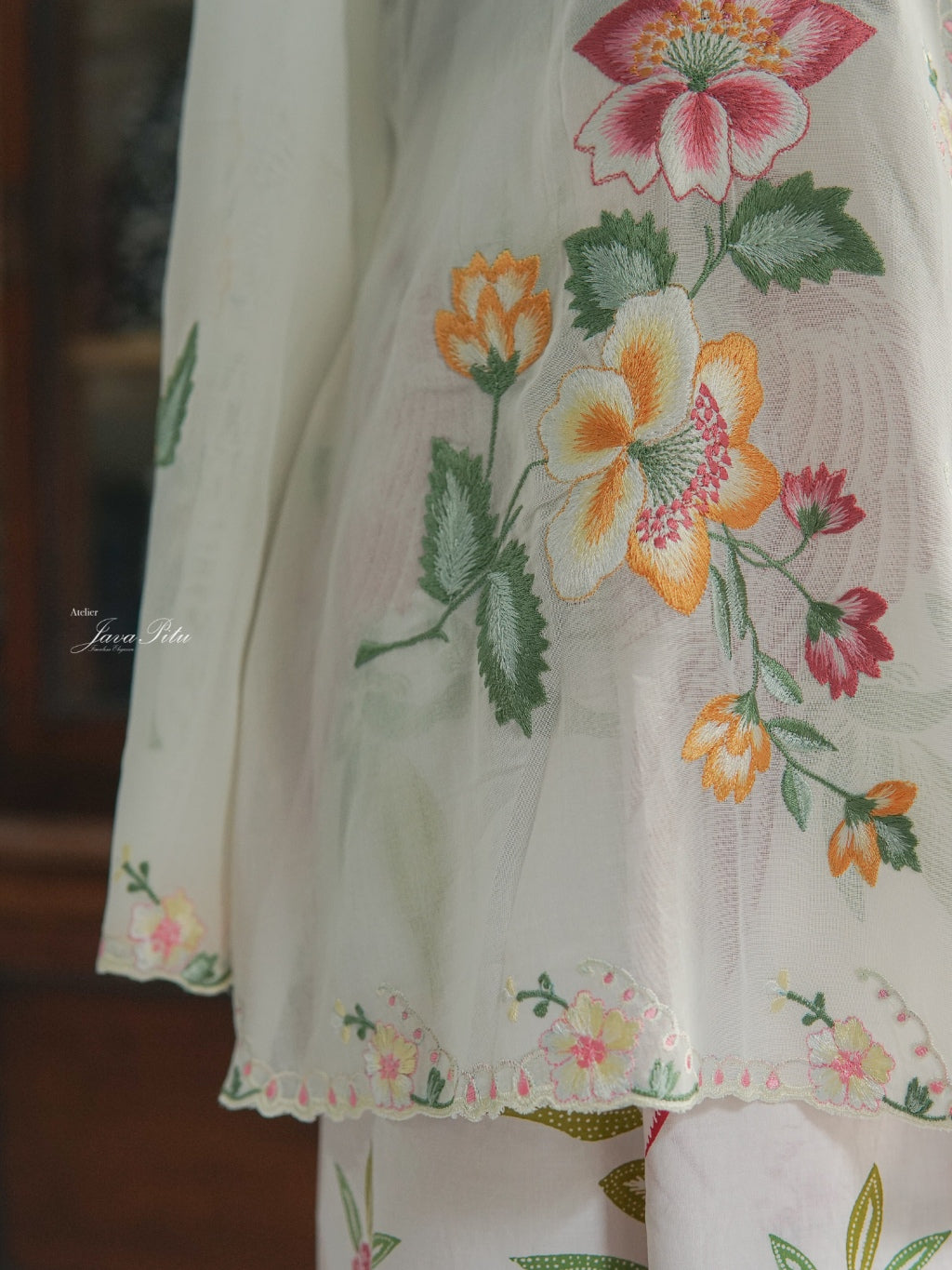JavaPitu - Kebaya Outer Peranakan - White Pesona Raya - Handmade Embroidery
