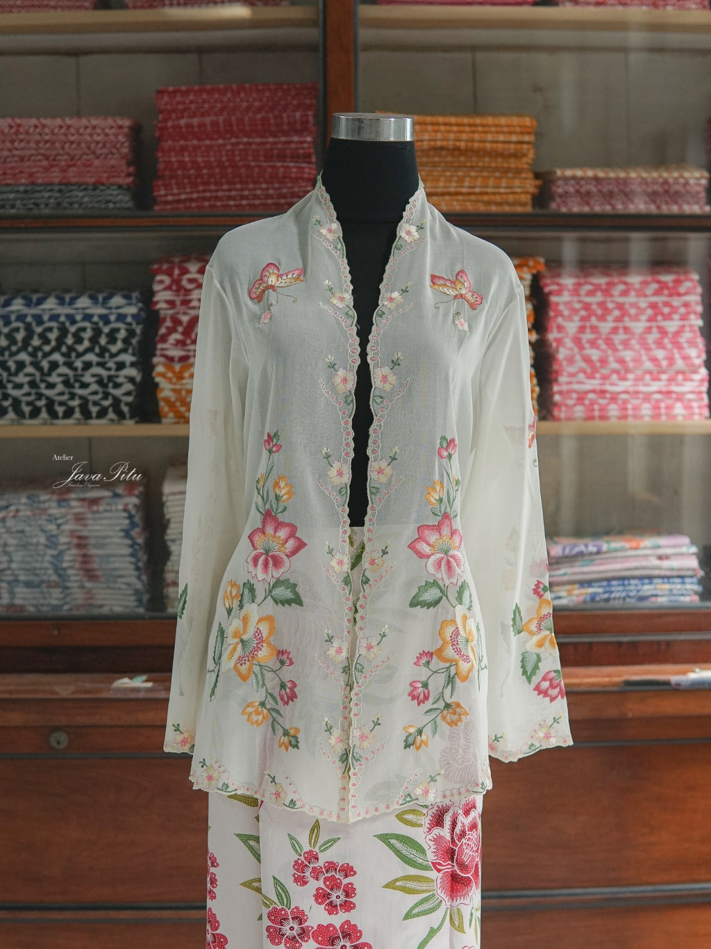 JavaPitu - Kebaya Outer Peranakan - White Pesona Raya - Handmade Embroidery