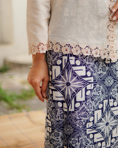 Batik Cap Tulis Tradisional " Semanggi bintang " Biru indigo tua