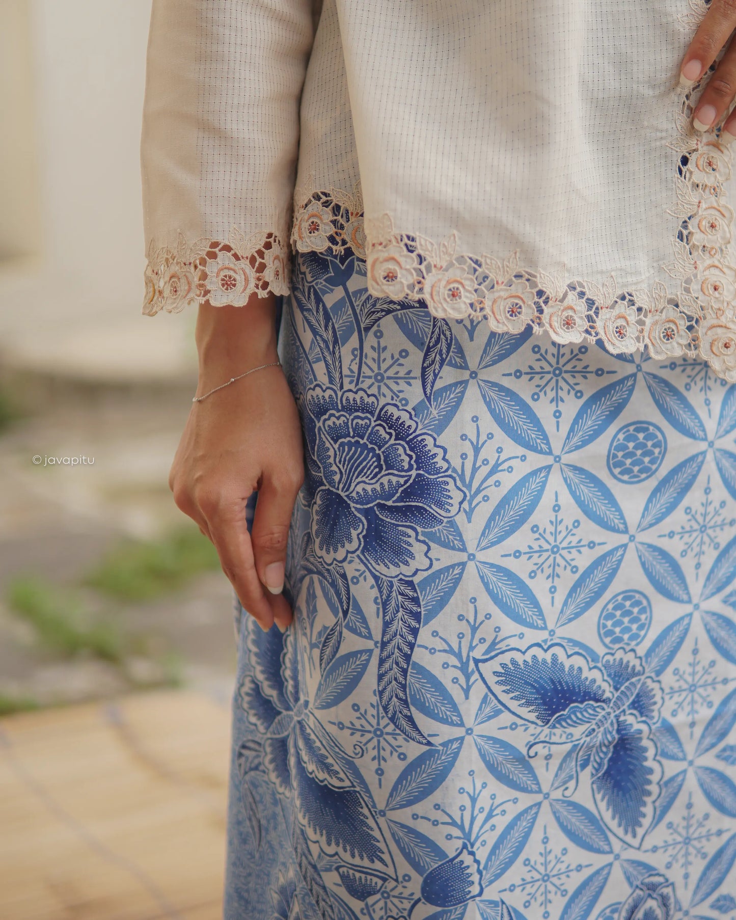 Batik Tulis Kombinasi - Hokokai latar Kawung warna Biru - Javapitu