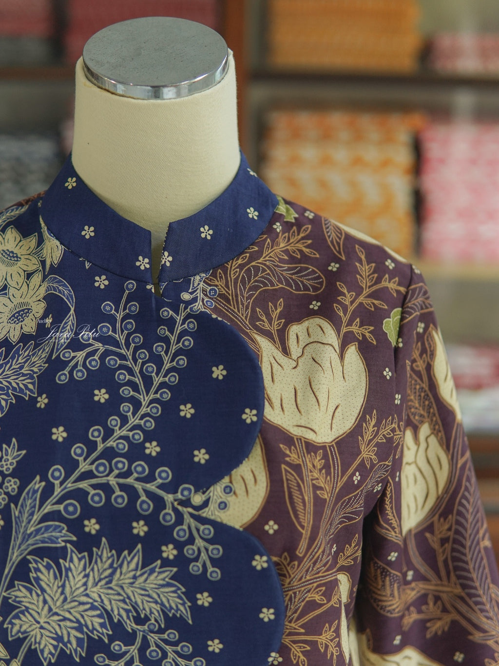 JavaPitu - Blouse Lace Van Java - Viocelis - 6421