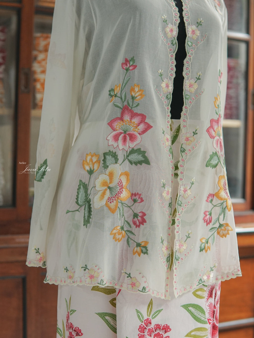 JavaPitu - Kebaya Outer Peranakan - White Pesona Raya - Handmade Embroidery