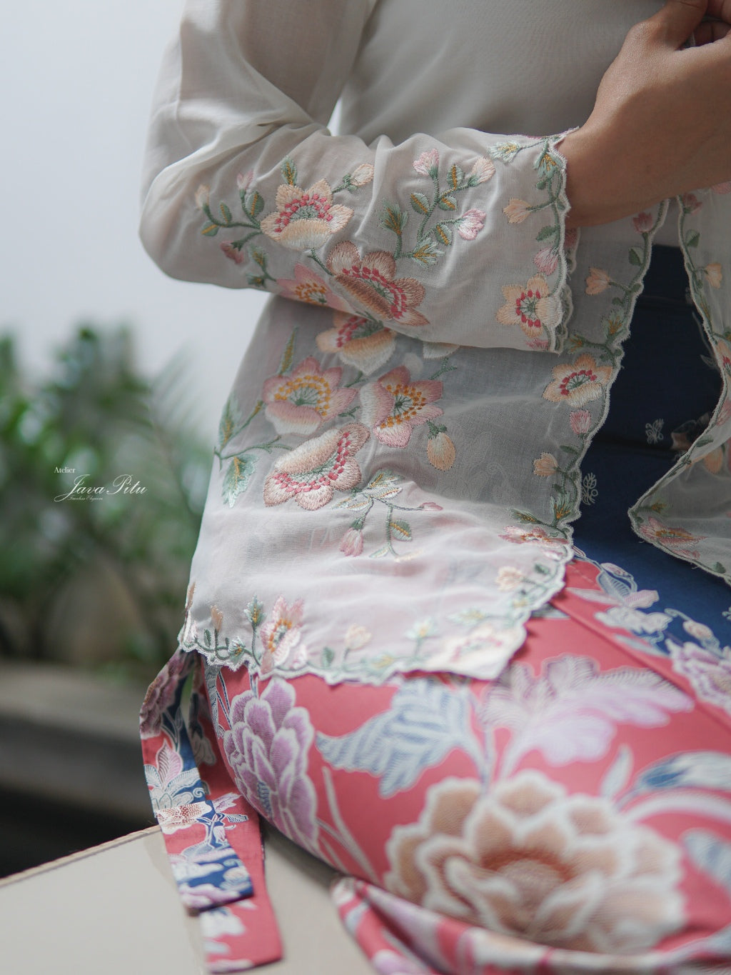 JavaPitu Kebaya Katun Premium Bunga Magnolia Putih - Ukuran Jumbo - 6459